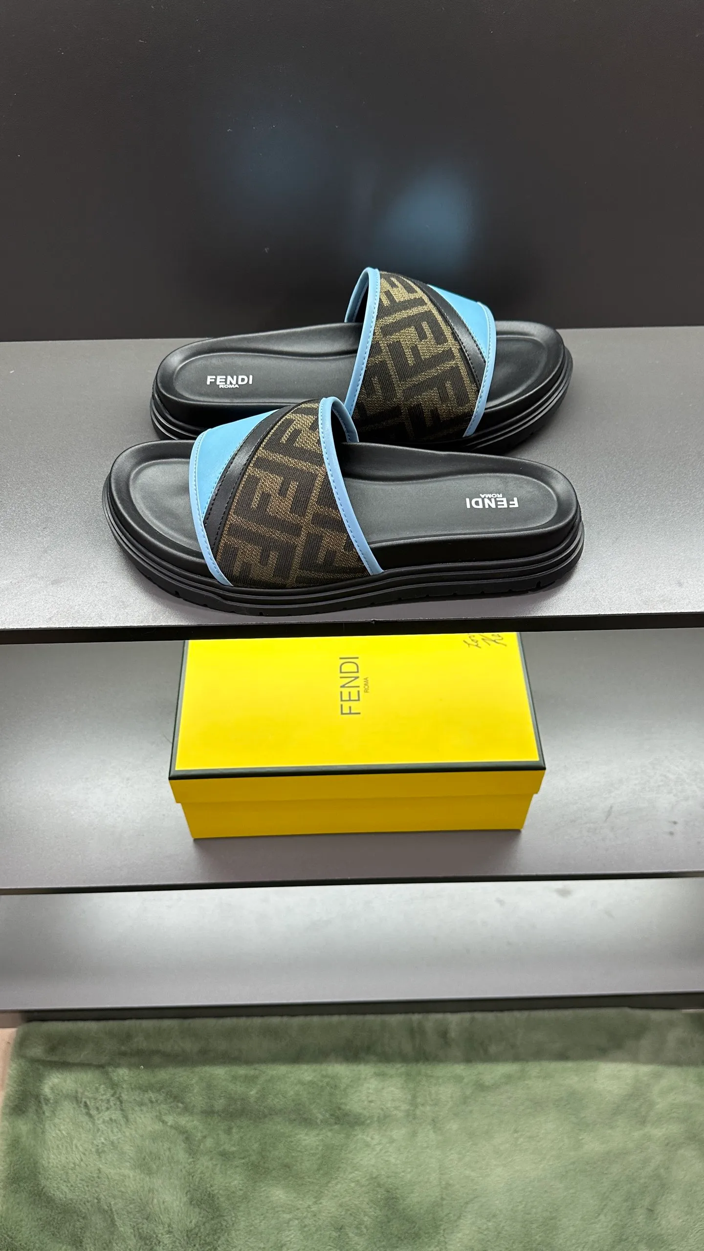 P300 [Fendi Slippers] High-end men's shoes brand, official website 1:1 latest masterpiece: original mold customization, fabrics made of imported original materials, upgraded outsole, lighter and non-slip. The market's top quality, simple yet tasteful, a must-have for fashionistas, fashionable at your feet, full of confidence, the same style at the counter 👍The season of summer slippers is here. Code: 38-45, 46 order